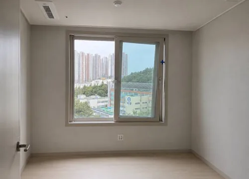 침실 기울어짐 멀리서 촬영